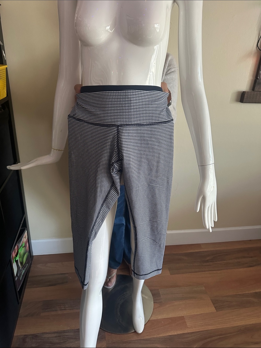 lululemon athletica Black and White Houndstooth Capris Leggings